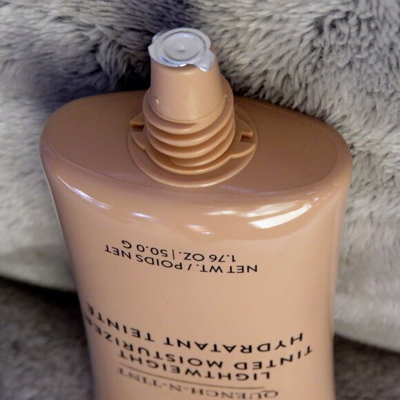 New in Box Laura Geller Quench N Tint Lightweight Tinted Moisturizer - Medium - Picture 9 of 12